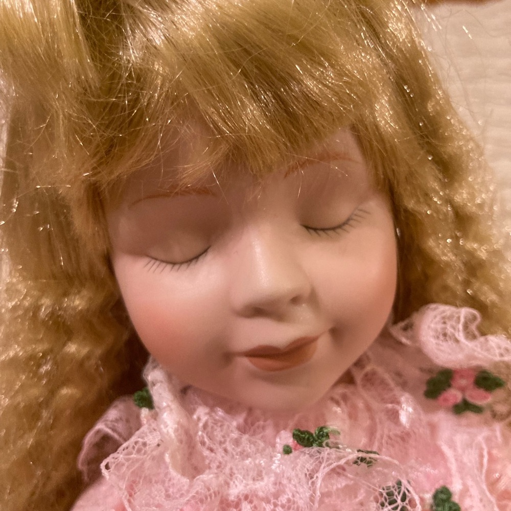 Vintage Praying Porcelain Girl Doll - Pink Gown, Kneeling, Rosary - Picture 11 of 13